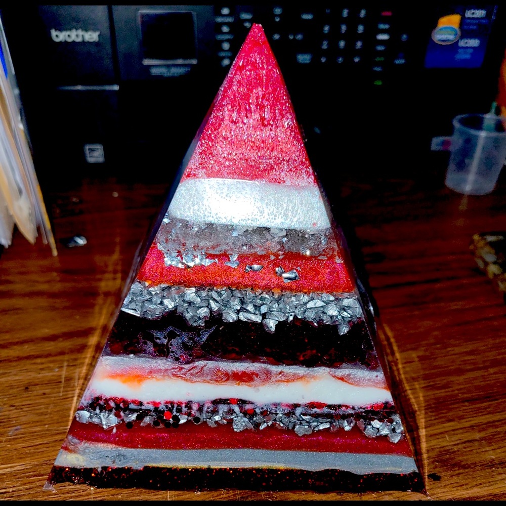 Resin pryamid (home decor)